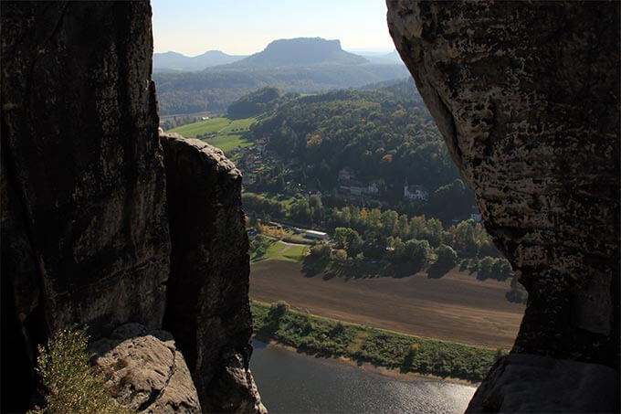 Blick von der Bastei auf die Elbe und Tafelberg