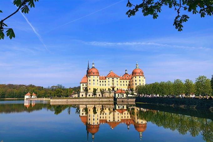 Schloss Moritzburg mit Spiegelung im Wasser