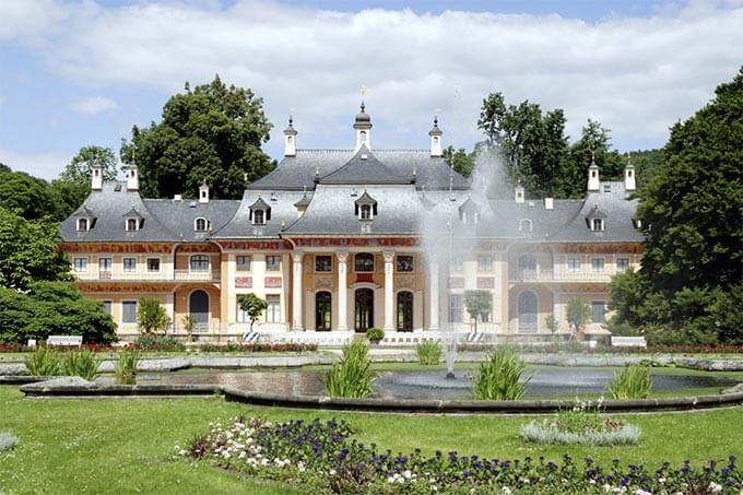 Schloss Pillnitz mit Springbrunnen