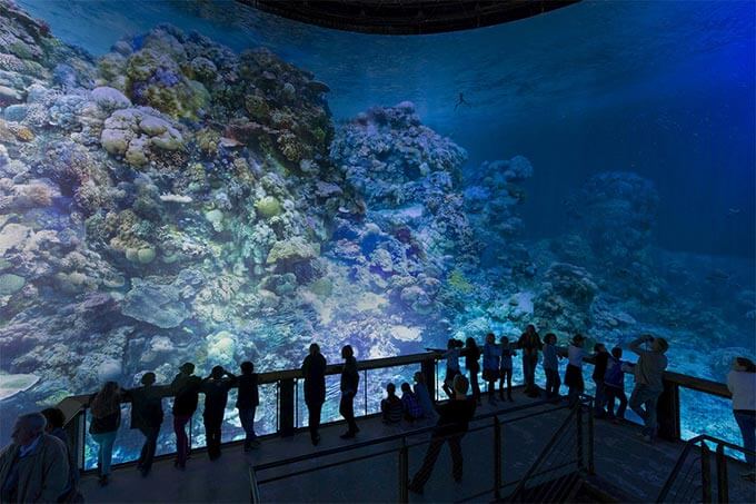 Great Barrier Reef Panorma von Asisi mit Menschen davor